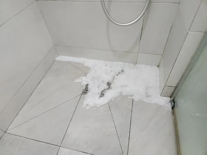 천안 배수구에서 거품 섞인 물이 올라온 샤워실 바닥
