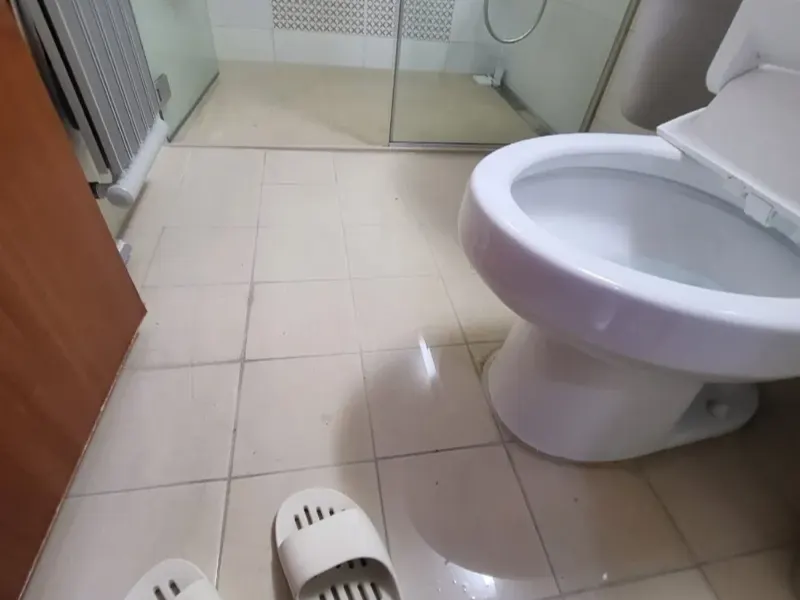 천안 물이 넘쳐 젖은 화장실 바닥