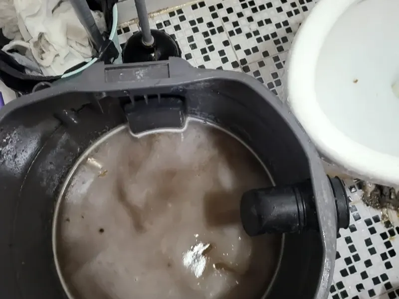 천안 석션 장비 통에 모인 오수